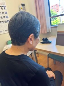 ご自宅でのカット施術の様子