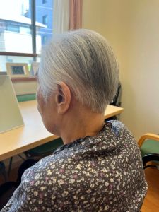 訪問先でのヘアカット仕上がり（後ろ姿）